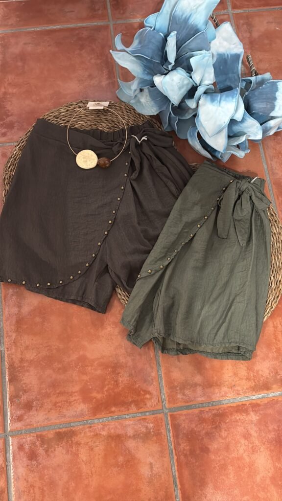 Pantalón corto TACHUELAS