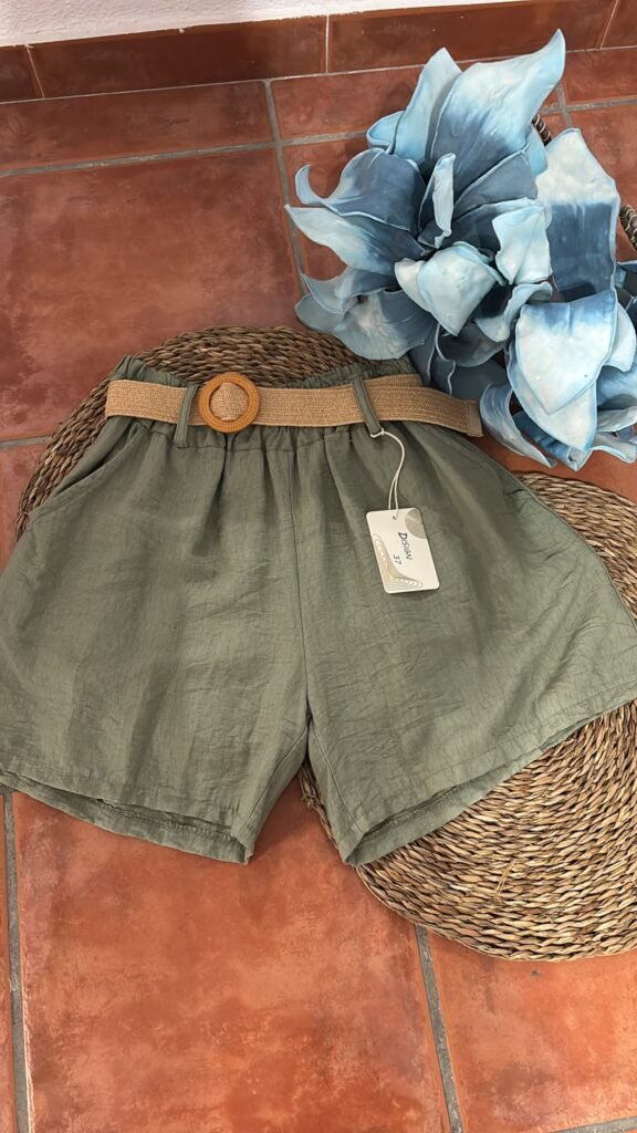 Pantalón corto verde, incluye cinturón
