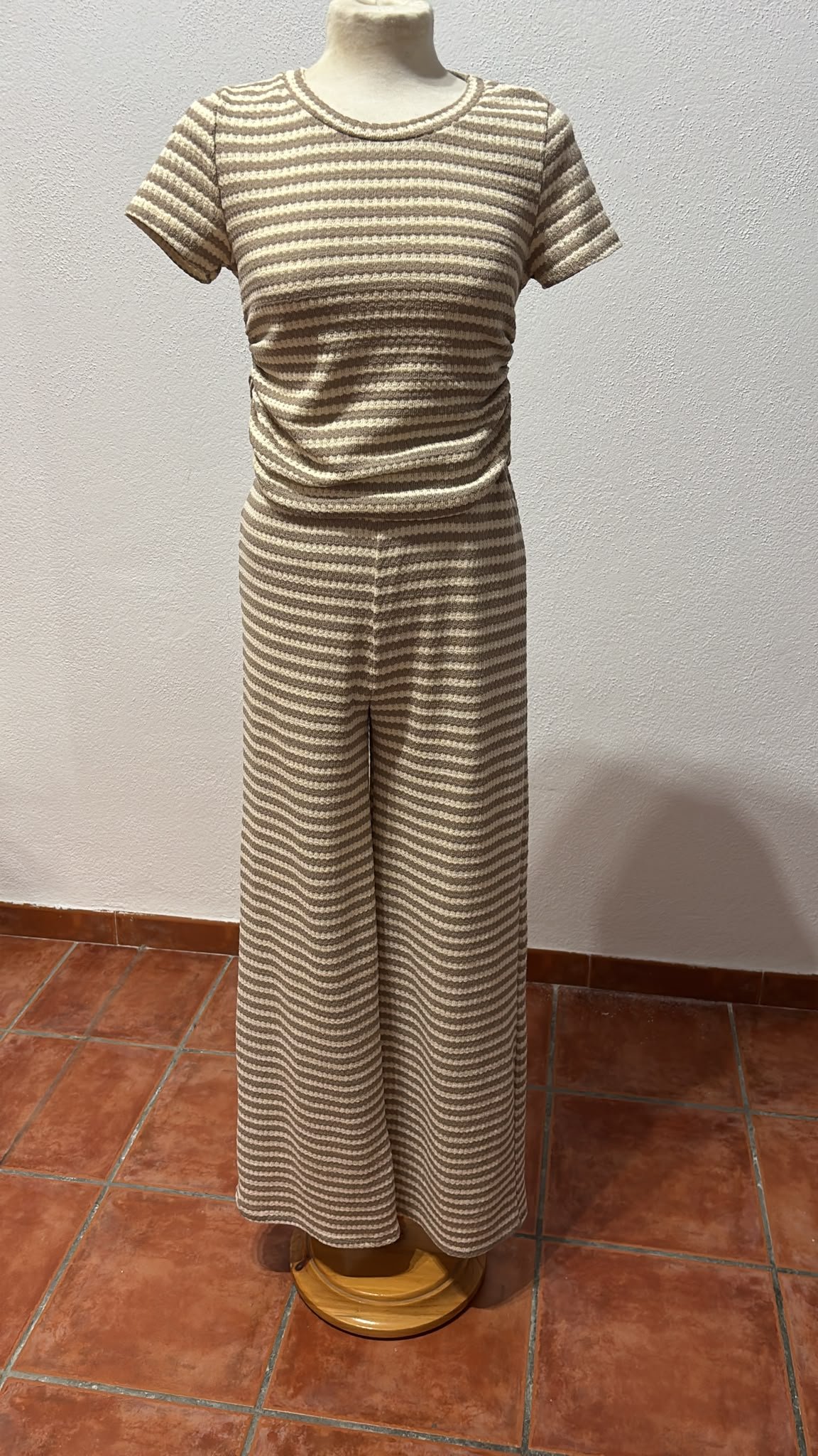 Conjunto calado rayas beige