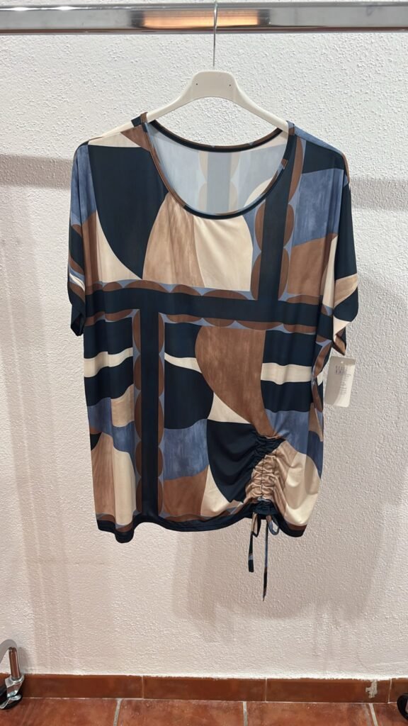 Camiseta LICRA estampada y con detalle