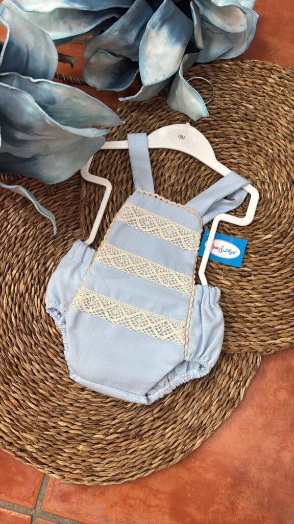 Pelele veraniego azul con bordados UNISEX