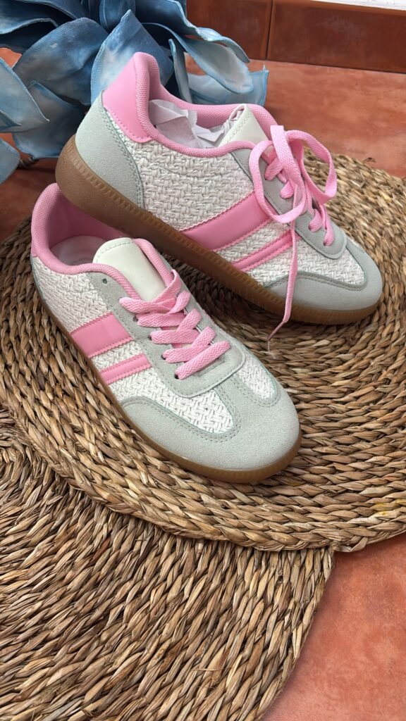 Deportivas grises y rosas con detalles bordado