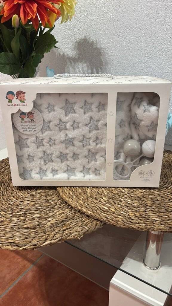 PACK mantita de estrellas y sonajero